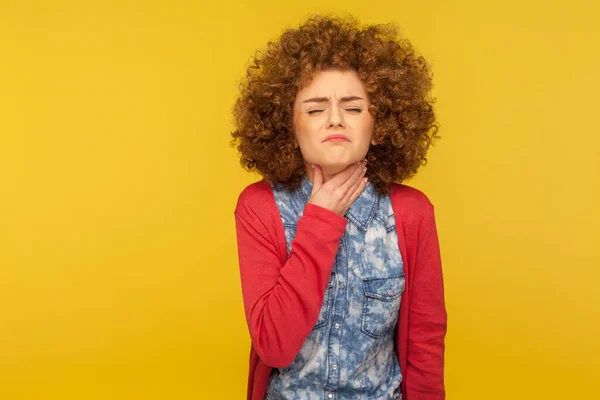 Síntomas Gripe Enfermedades Respiratorias Retrato Una Mujer Insalubre Haciendo Una — Foto de Stock