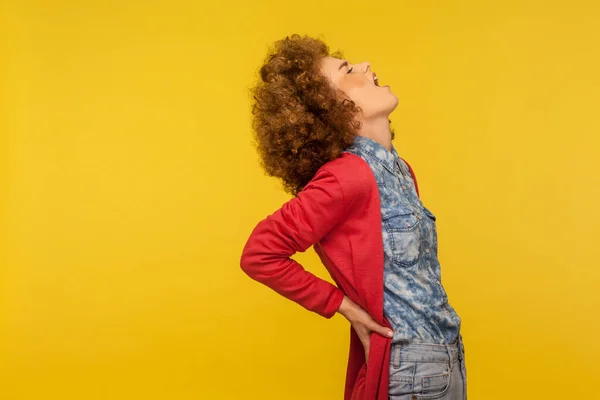 Rugpijn Portret Van Ongezonde Vrouw Met Krullend Haar Schreeuwend Van — Stockfoto