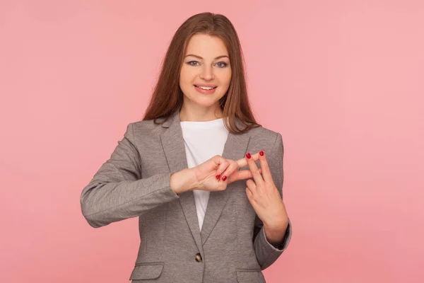Hashskylt Porträtt Positiva Leende Ung Kvinna Kostym Visar Hashtag Hand — Stockfoto