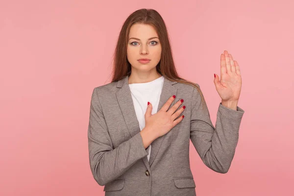 Zweer Het Portret Van Een Verantwoordelijke Jonge Vrouw Een Zakenpak — Stockfoto