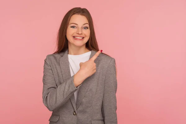 Olha Para Publicidade Retrato Jovem Sorridente Otimista Terno Negócios Apontando — Fotografia de Stock