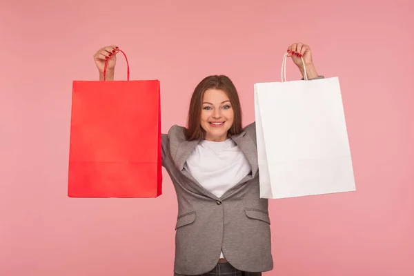 Retrato Mulher Atraente Terno Negócios Levantando Sacos Compras Olhando Com — Fotografia de Stock