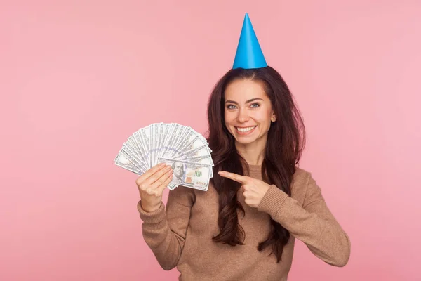 Mira Mis Ganancias Monetarias Retrato Del Afortunado Ganador Lotería Mujer — Foto de Stock