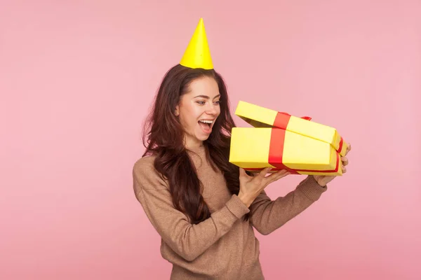 Retrato Mulher Maravilhada Feliz Com Cone Festa Olhando Dentro Caixa — Fotografia de Stock