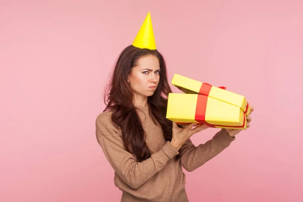 Retrato Mulher Jovem Descontente Engraçado Com Cone Festa Cabeça Unboxing — Fotografia de Stock