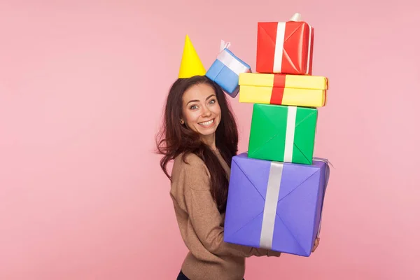 Porträt Einer Aufgeregten Fröhlichen Jungen Frau Die Parteikegel Trägt Und — Stockfoto