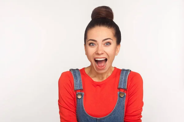 Retrato Alegre Sorprendida Chica Bonita Asombrada Con Moño Pelo Overoles — Foto de Stock