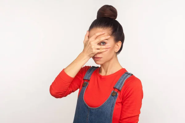 Retrato Chica Tímida Entrometida Con Moño Pelo Overoles Mezclilla Asomándose — Foto de Stock