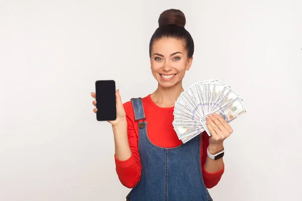 모바일 온라인 휴대폰 지폐를 두툼하게 감싸고 스타일의 소녀의 스튜디오 배경에 — 스톡 사진