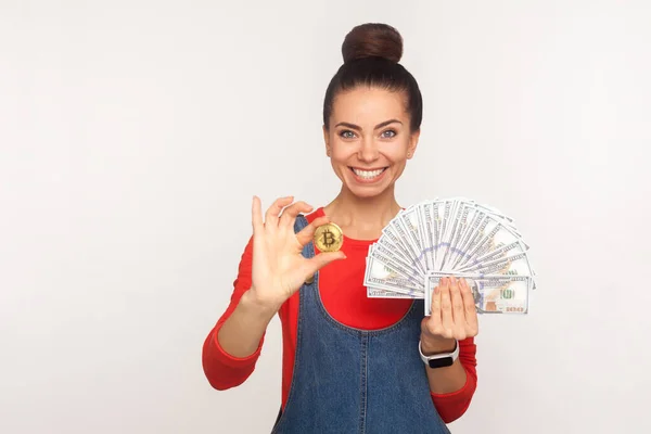 디지털 황금색 비트코인 지폐를 카메라 앞에서 미소를 스타일의 소녀의 백지에 — 스톡 사진