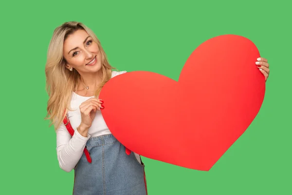 Hou Van Gelukkige Valentijnsdag Portret Van Een Aantrekkelijke Volwassen Blonde — Stockfoto