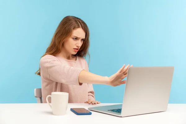 Seriöse Junge Mitarbeiterin Zeigt Stop Geste Auf Laptop Bildschirm Warnung — Stockfoto