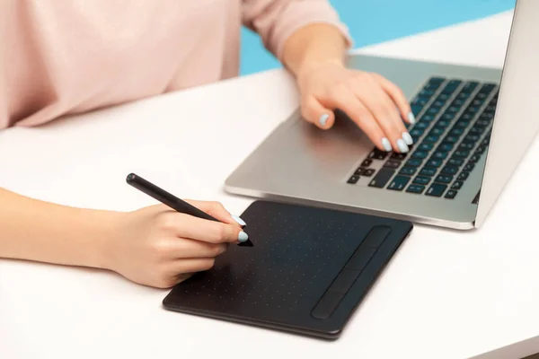Close Mulheres Designer Mãos Trabalhando Tablet Gráfico Digitando Laptop Teclado — Fotografia de Stock