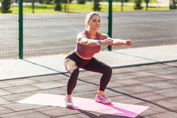 Full Längd Kvinna Med Atletisk Kropp Tajta Byxor Träning Matta — Stockfoto