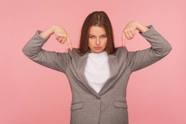 Burada ve şimdi! Katı ve esmer bayan patronun portresi aşağıya doğru bakıyor ve liderin emir verip kontrol etmesini talep ediyor. Stüdyo çekimi pembe arkaplanda izole edildi