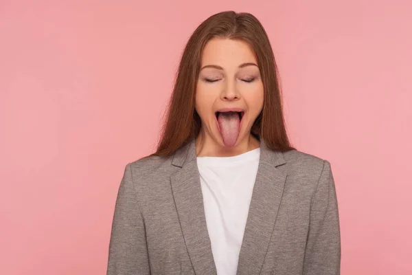 Retrato Una Joven Despreocupada Traje Negocios Sacando Lengua Manteniendo Los — Foto de Stock