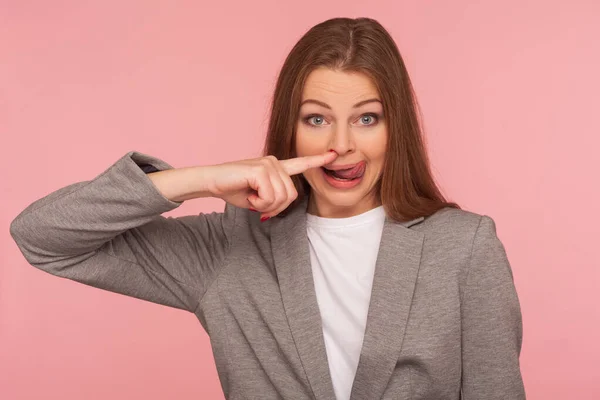 Takım Elbiseli Komik Bir Genç Kadının Portresi Burnunu Karıştırıyor Dilini — Stok fotoğraf