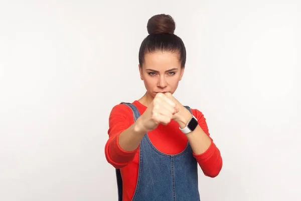 Oss Slåss Portrett Aggressiv Selvsikker Jente Med Hårbolle Denim Overalls – stockfoto