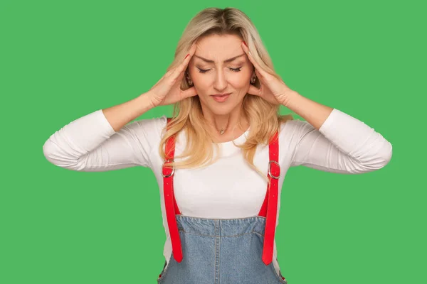 Portret Van Zieke Volwassen Vrouw Spijkerbroek Die Handen Haar Hoofd — Stockfoto