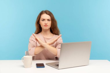 Ban, giriş yasak! Kızgın, otoriter, iş yerinde oturan, el ele tutuşan, 