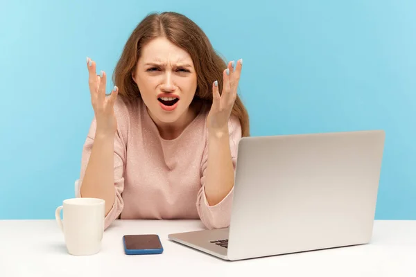 Wollt Ihr Irritierte Mitarbeiterinnen Die Mit Laptop Arbeitsplatz Sitzen Und — Stockfoto