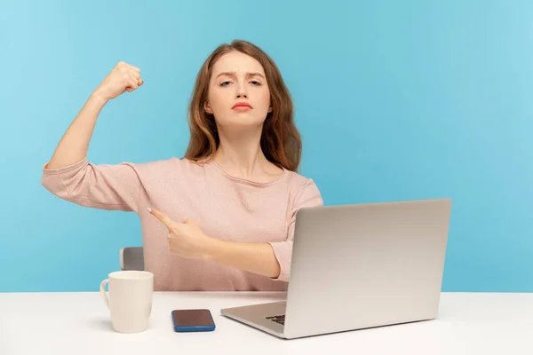 Unabhängige Starke Selbstbewusste Chefin Sitzt Mit Laptop Arbeitsplatz Und Zeigt — Stockfoto