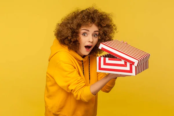 Retrato Engraçado Mulher Cabelos Cacheados Chocado Com Capuz Olhando Para — Fotografia de Stock