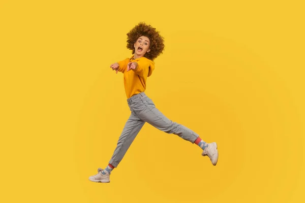 Toi Portrait Une Jeune Fille Aux Cheveux Bouclés Énergique Vivante — Photo