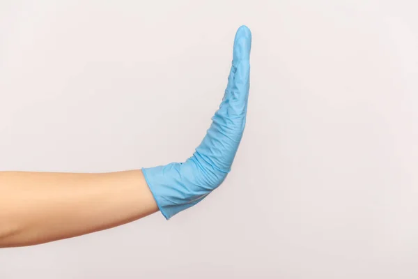 Perfil Vista Lateral Close Mão Humana Luvas Cirúrgicas Azuis Mostrando — Fotografia de Stock