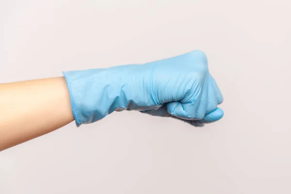 Profile Side View Zbliżenie Ludzkiej Ręki Niebieskich Rękawiczkach Chirurgicznych Pokazujących — Zdjęcie stockowe