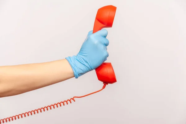 Profiel Zijaanzicht Close Van Menselijke Hand Blauwe Chirurgische Handschoenen Houden — Stockfoto