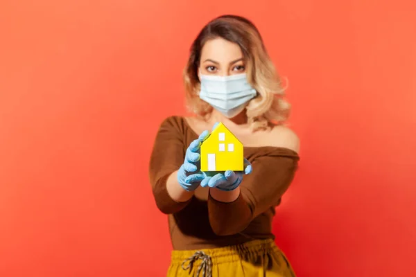 Γυναίκα Προστατευτική Μάσκα Και Γάντια Που Δείχνει Χάρτινο Σπίτι Στο — Φωτογραφία Αρχείου