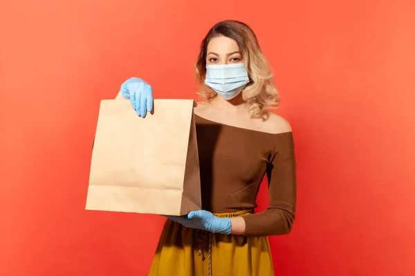 Hause Bleiben Sicher Einkaufen Frau Schutzmaske Und Handschuhen Mit Papiertüte — Stockfoto