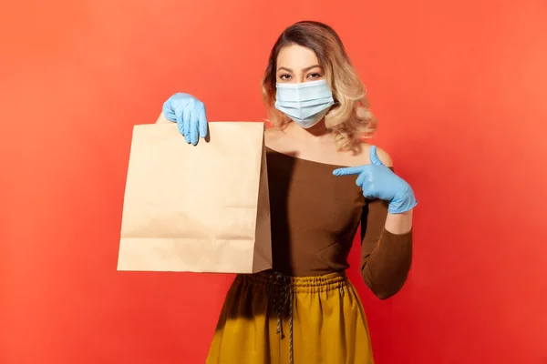 Sicher Einkaufen Hause Bleiben Frau Schutzmaske Und Handschuhen Zeigt Papiertüte — Stockfoto