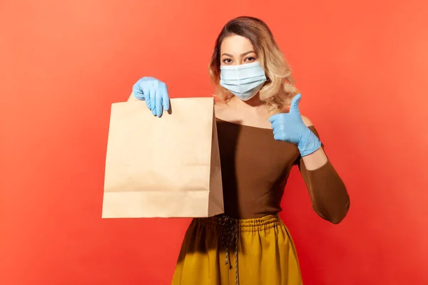 Sicheres Einkaufen Selbstisolation Frau Mit Schutzmaske Und Handschuhen Papiertüte Der — Stockfoto