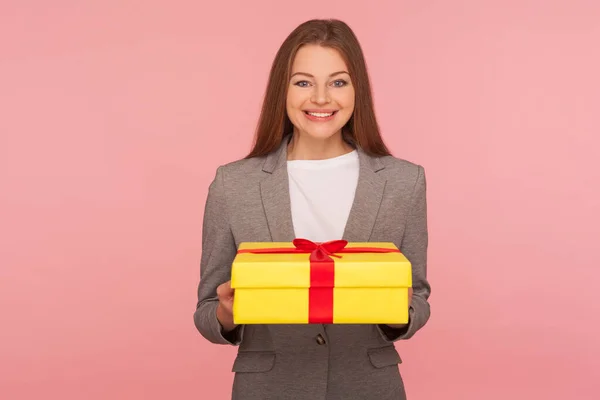 Porträt Einer Fröhlichen Eleganten Geschäftsfrau Anzugsjacke Die Ein Geschenk Der — Stockfoto