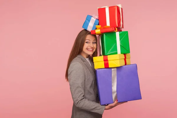 Tantos Regalos Retrato Mujer Feliz Alegre Sosteniendo Muchas Cajas Envueltas — Foto de Stock