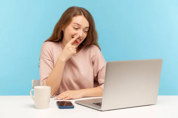 Empregada Preguiçosa Escolhendo Nariz Olhando Para Tela Laptop Com Expressão — Fotografia de Stock