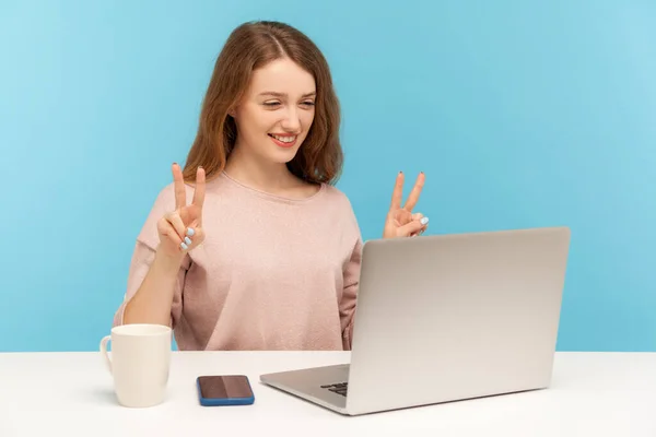 Glückliche Erfolgreiche Junge Frau Zeigt Siegesgeste Und Lächelt Laptop Bildschirm — Stockfoto