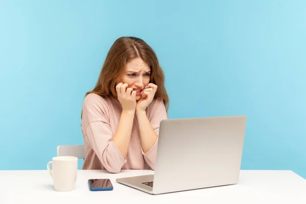 Ansioso Sconvolto Giovane Dipendente Donna Seduta Sul Posto Lavoro Guardando — Foto Stock