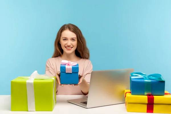 Glückliche Fröhliche Büroangestellte Sitzt Arbeitsplatz Lächelt Freundlich Und Hält Eine — Stockfoto