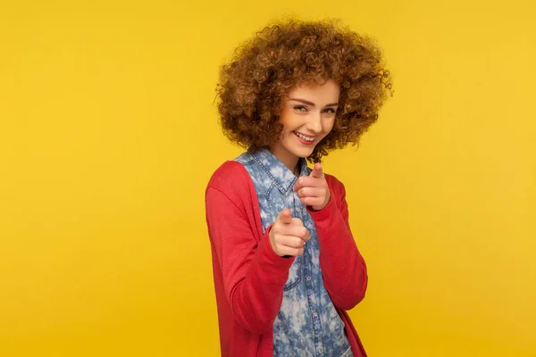 Toi Portrait Femme Heureuse Joyeuse Avec Des Cheveux Bouclés Moelleux — Photo