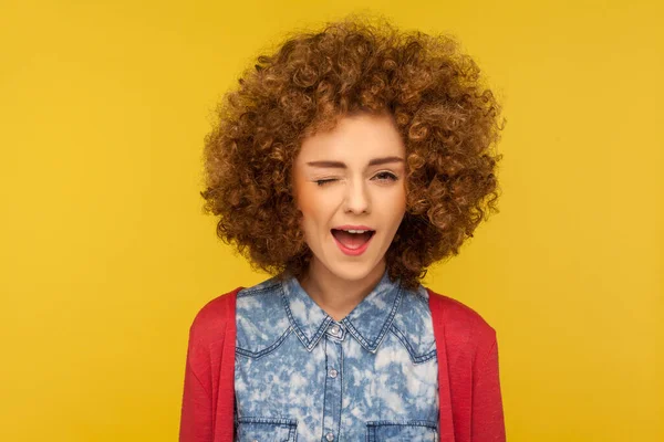 Close Portret Van Speelse Vrolijke Charmante Vrouw Met Krullend Haar — Stockfoto