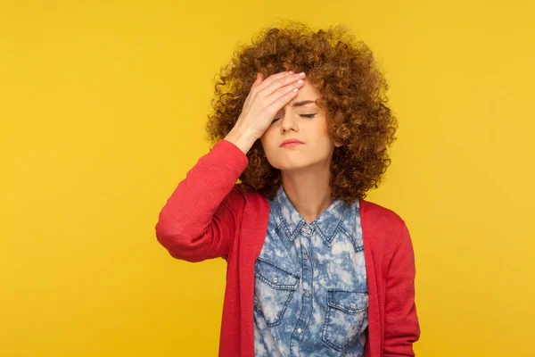 Facepalm Portrait Femme Déprimée Aux Cheveux Bouclés Giflant Front Dans — Photo