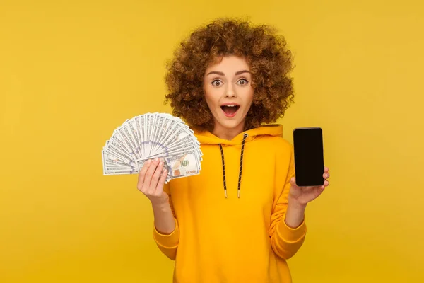 Wow Banca Línea Transferencia Dinero Retrato Mujer Pelo Rizado Sorprendido — Foto de Stock