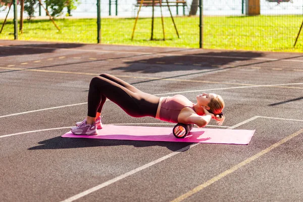 Sportig Blond Kvinna Träning Matta Utomhus Sommardag Med Hjälp Skum — Stockfoto