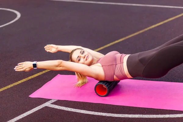 Счастливая Спортивная Женщина Тренируется Коврике Летом Свежем Воздухе Используя Пенопластовый — стоковое фото