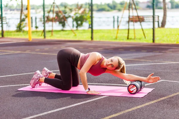 Idrottare Sportig Blond Kvinna Träning Matta Utomhus Sommardag Med Hjälp — Stockfoto