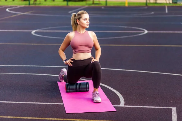 Sportig Passform Flicka Träning Matta Utomhus Sommardag Med Hjälp Skum — Stockfoto