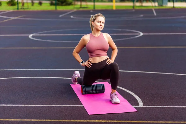 Sportig Passform Flicka Träning Matta Utomhus Sommardag Med Hjälp Skum — Stockfoto